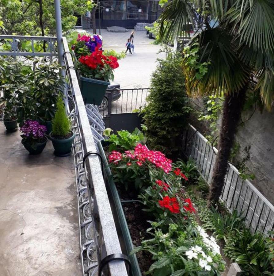 Homestay Izolda Батуми Экстерьер фото